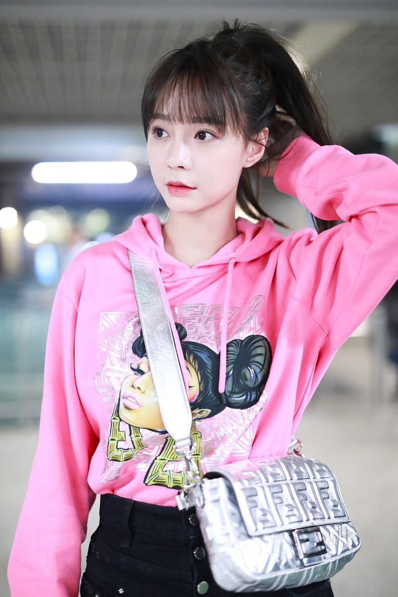 甜沈梦辰穿粉衣气质清纯满屏少女感头扎高马尾青春洋溢