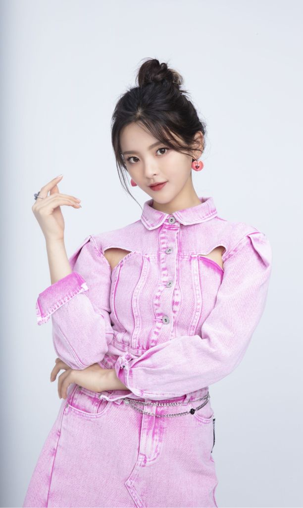 杨超越模仿蜡笔小新,邀你宝藏行