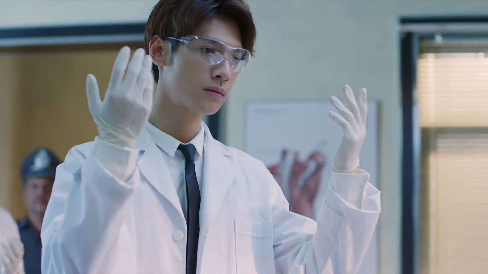 秦博士脑力性感时刻!逻辑超群定位嫌犯位置