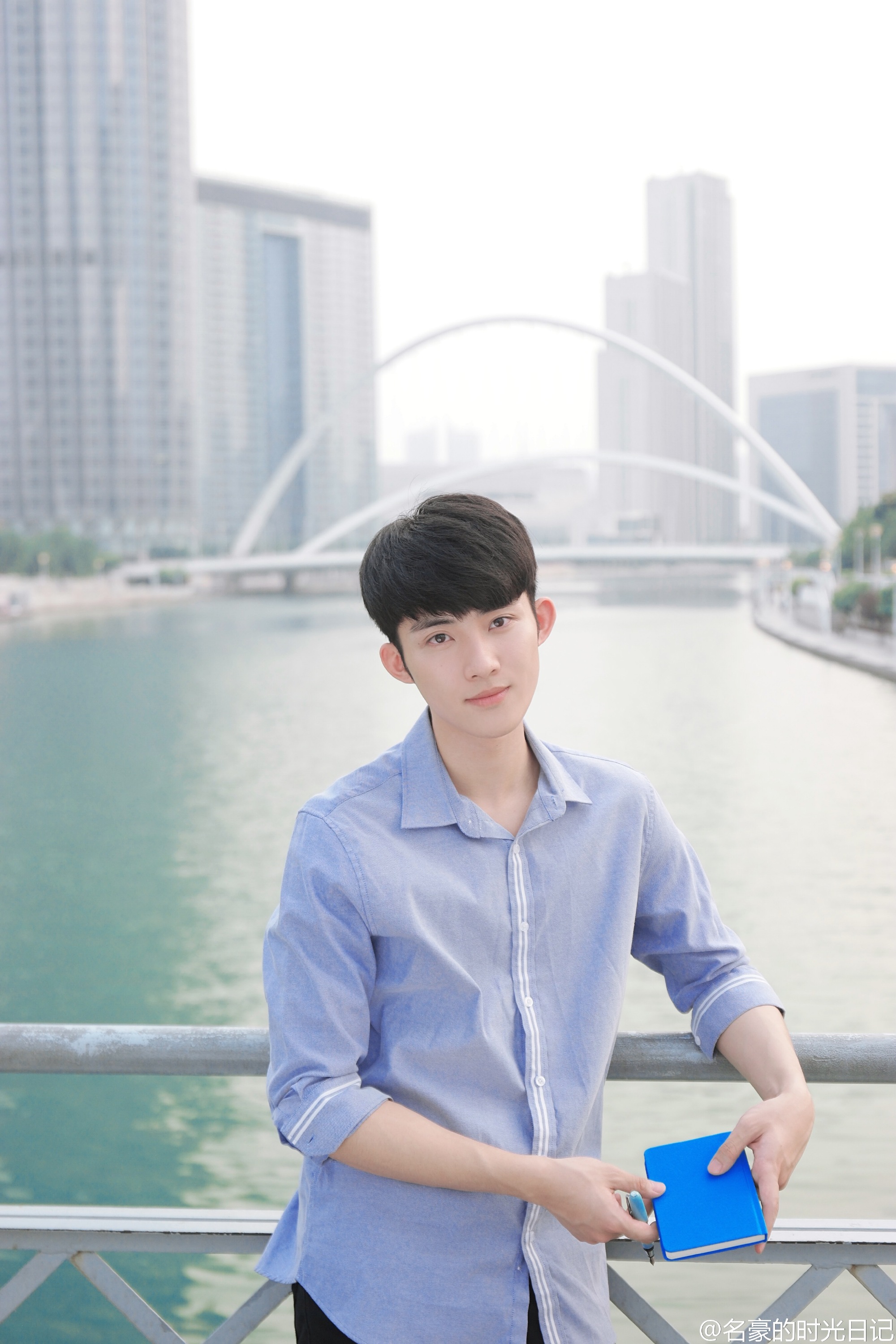 初见少年陈名豪,春日游,杏花吹满头,陌上谁家少年足风流