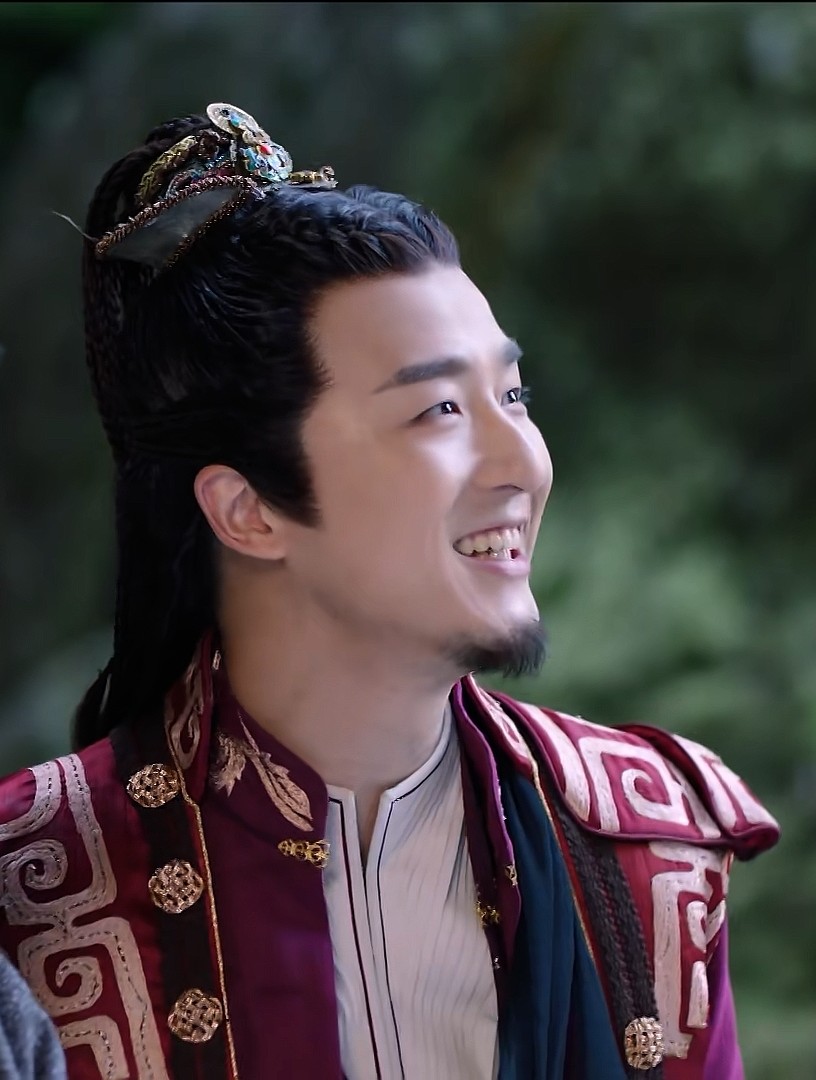 笑的憨憨的朱秦皇子