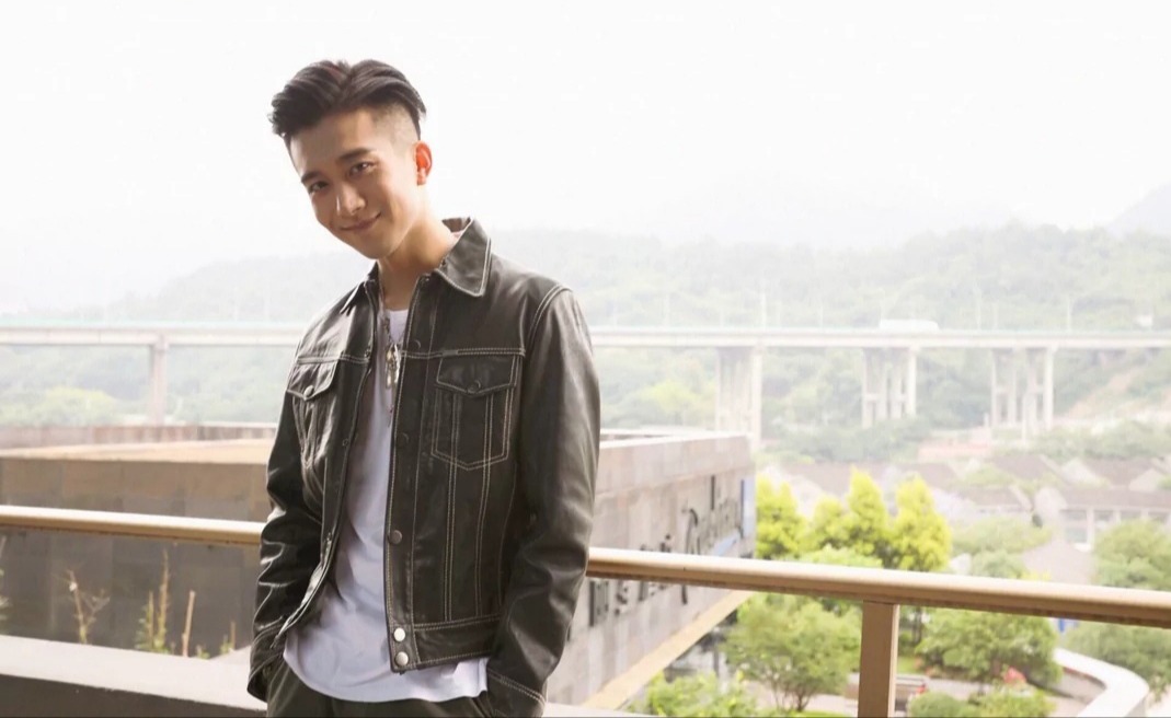 2020-02-29              我觉得孙绍龙喜欢在天台拍照