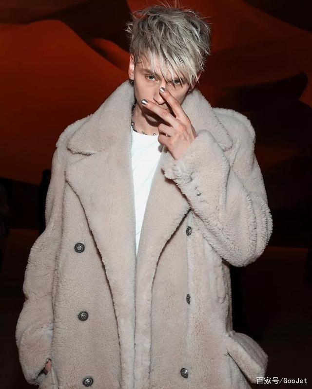 mgk现身巴黎时装周,颜值逆天,衣品爆表