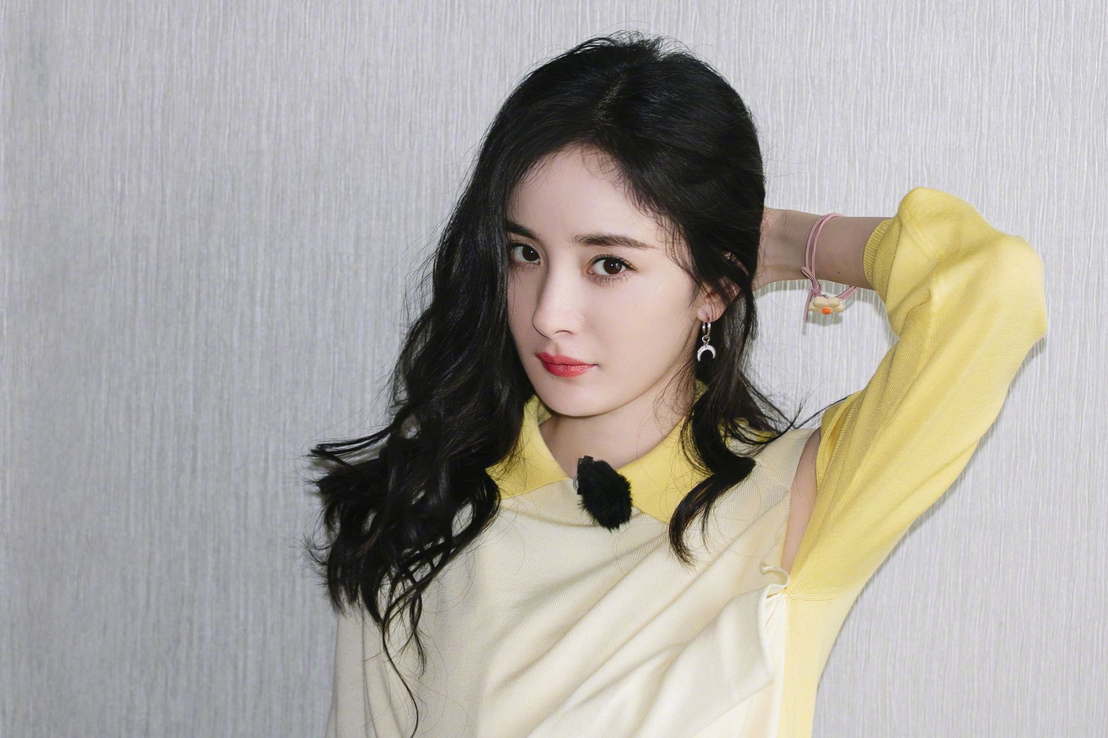 杨幂美图每周三中午12点密逃幂来了