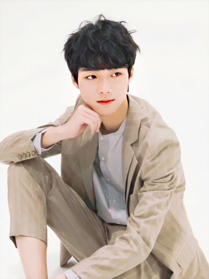 快乐养崽2020-04-16              16岁腿长180的大帅哥黄星羱