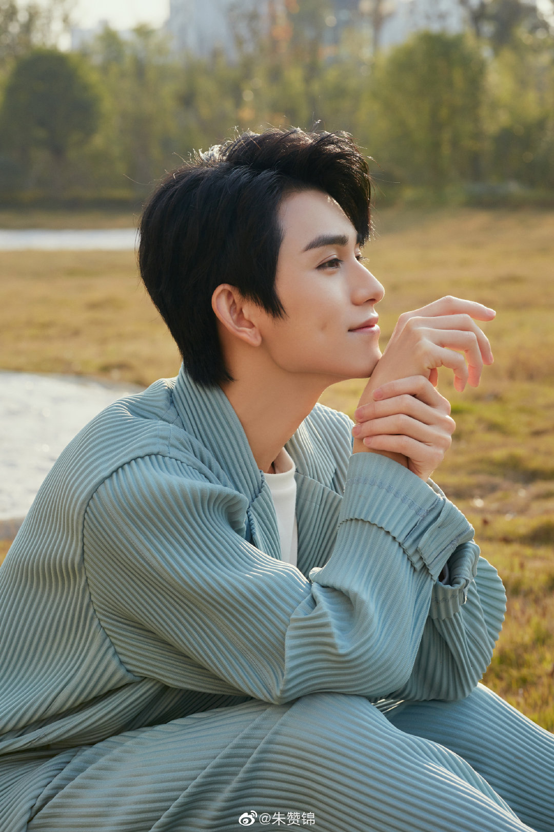 我看见一道光收了春华与秋实夏繁与冬盛最终藏在你眼里@朱赞锦