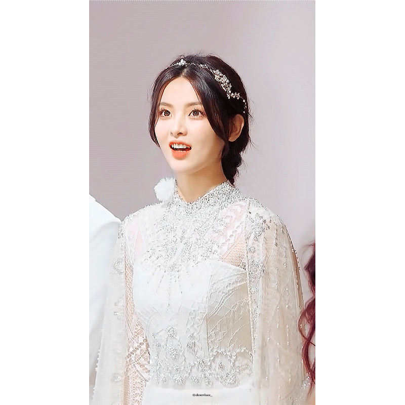 杨超越婚纱装美到窒息,调皮眨眼神似冰雪女王