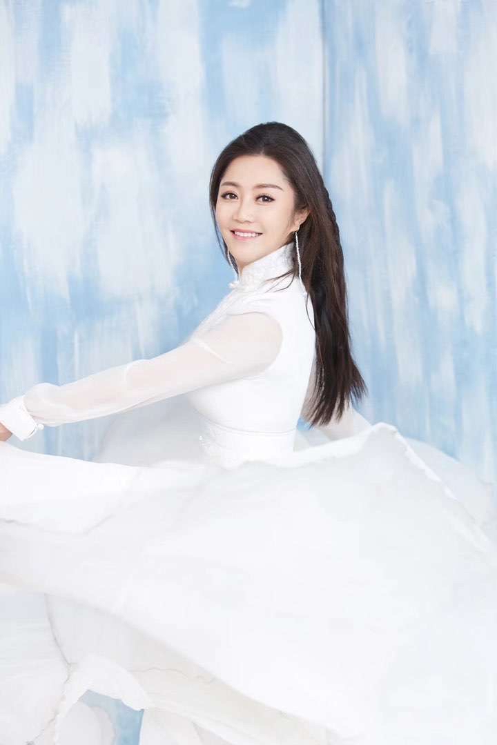 乌兰娜Улаанаа2019-11-15              左边儿 跟我一起画个