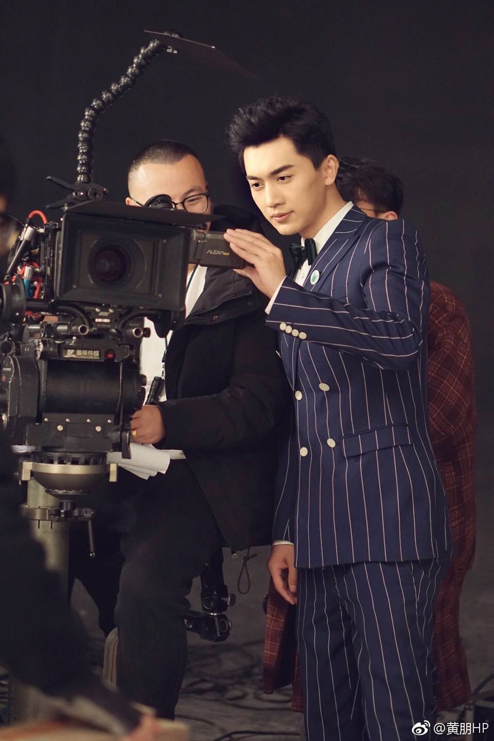 近日由演员黄朋拍的一组商务男神写真迷倒众粉丝