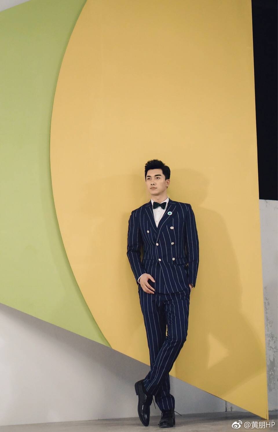 近日由演员黄朋拍的一组商务男神写真迷倒众粉丝