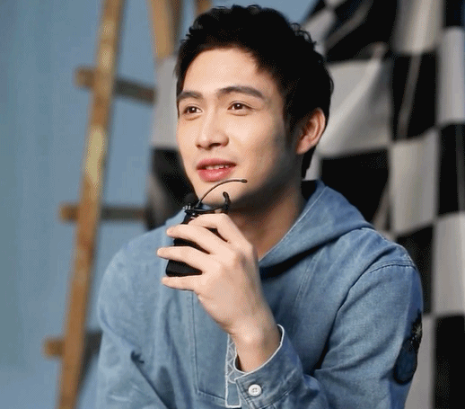 张彬彬掐吴倩腰,衣服都脱了还问要不要在一起?